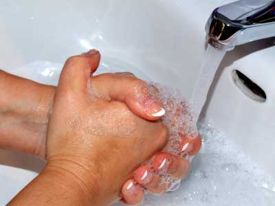Handwaschbecken mit Durchlauferhitzer